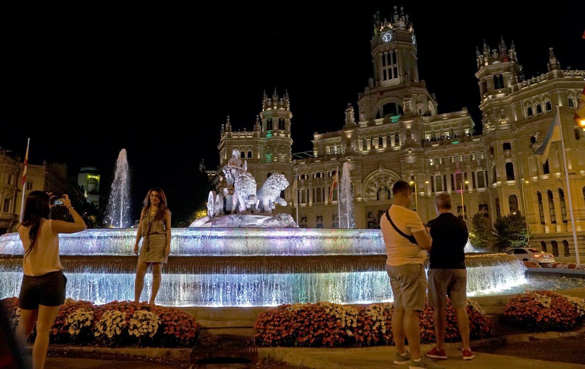 La fuente de Cibeles, en el centro de Madrid, encendida, después de las 22h.