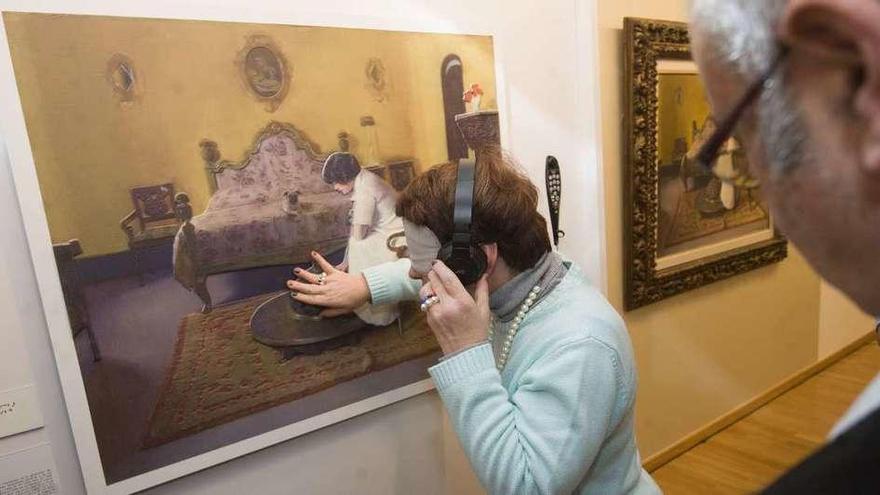 Una mujer visita la muestra &#039;Arte Accesible&#039; en la sede de la Fundación Matía José Jove, en A Coruña