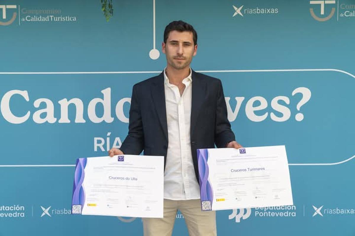 Nacho Naveiro, uno de los capitanes de Cruceros do Ulla-Turimares, con los reconocimientos recibidos.