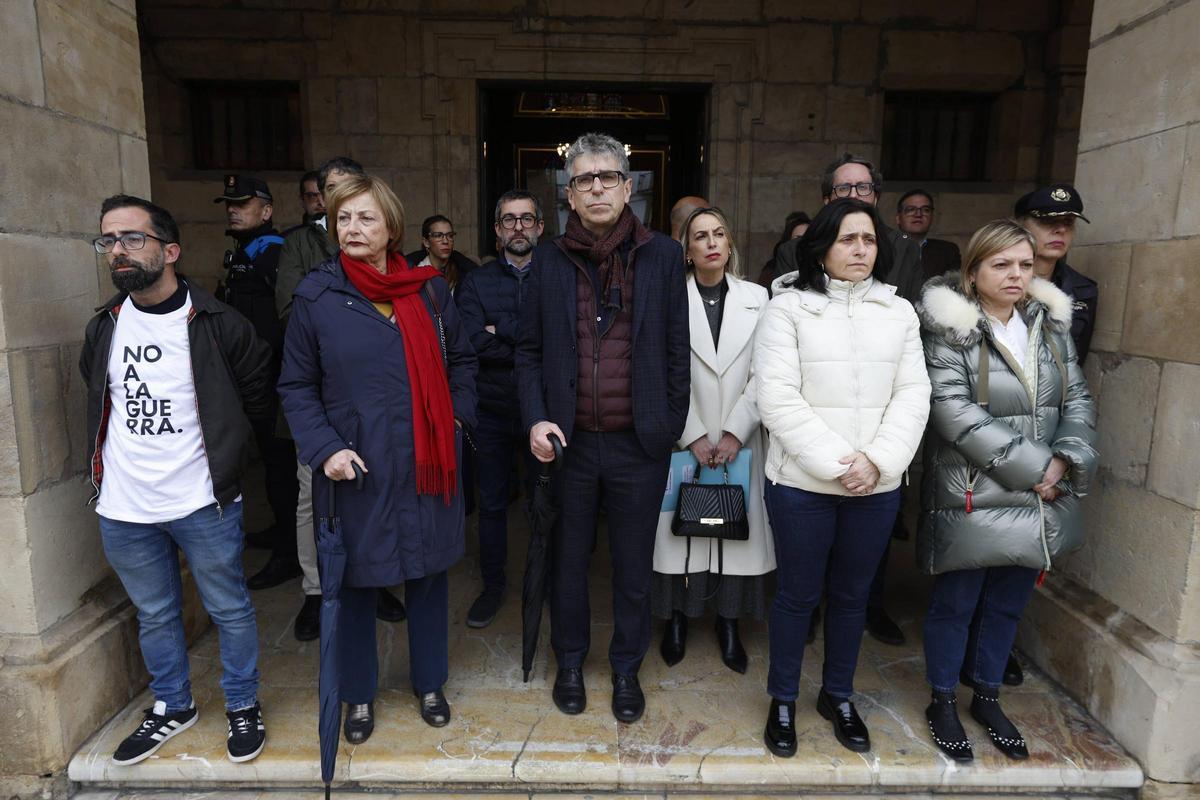 EN IMÁGENES: La alcaldesa de Avilés sufre un escrache en un minuto de silencio por el 11M