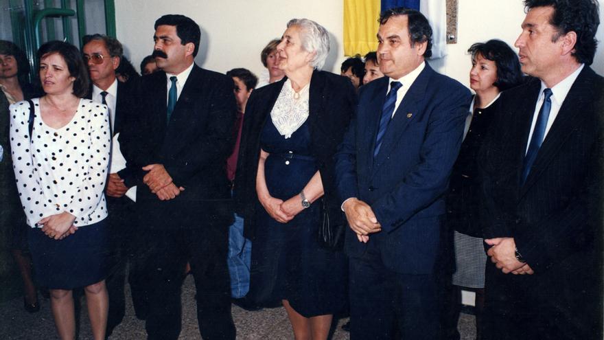 José María Espino González, segundo por la derecha, en la inauguración en 1991 en Arrecife del colegio Mercedes Medina Díaz, que lleva el nombre de la maestra, junto a Espino