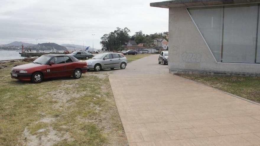 Tramo sin terminar del paseo marítimo de Domaio, entre el club de jubilados y el muelle. // S.A.