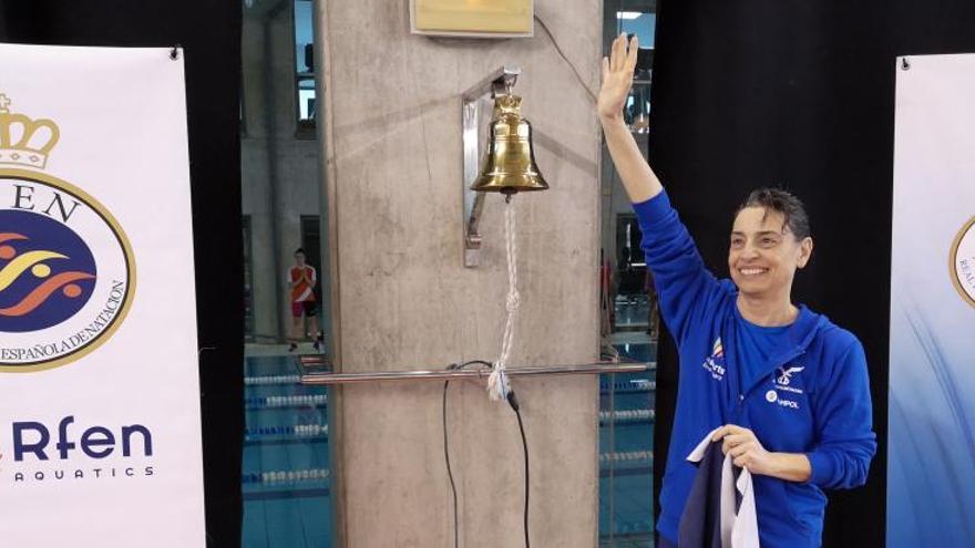 Ramona Guilén saluda tras hacer sonar la campana de los récords.
