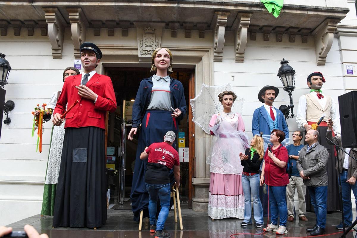 Presentació de la Catenària, la geganta maquinista d'FGC, a la Festa Major de Sarrià.