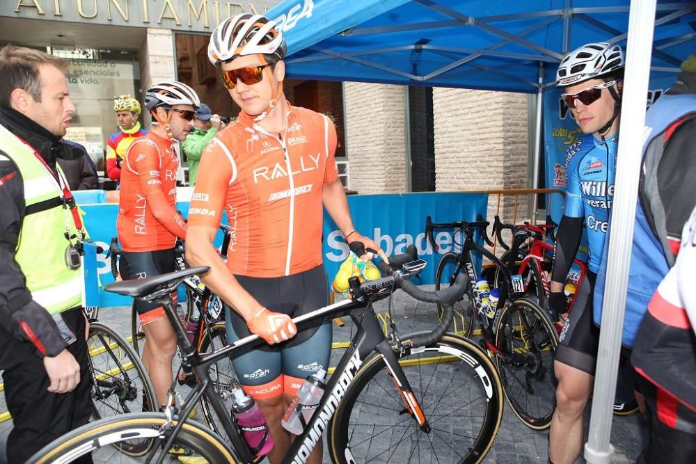 Ambiente a la salida y la llegada de la Vuelta Ciclista a Murcia