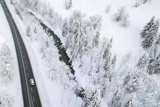 El frío y el hielo paralizan aeropuertos, vías de tren y carreteras en Europa Central