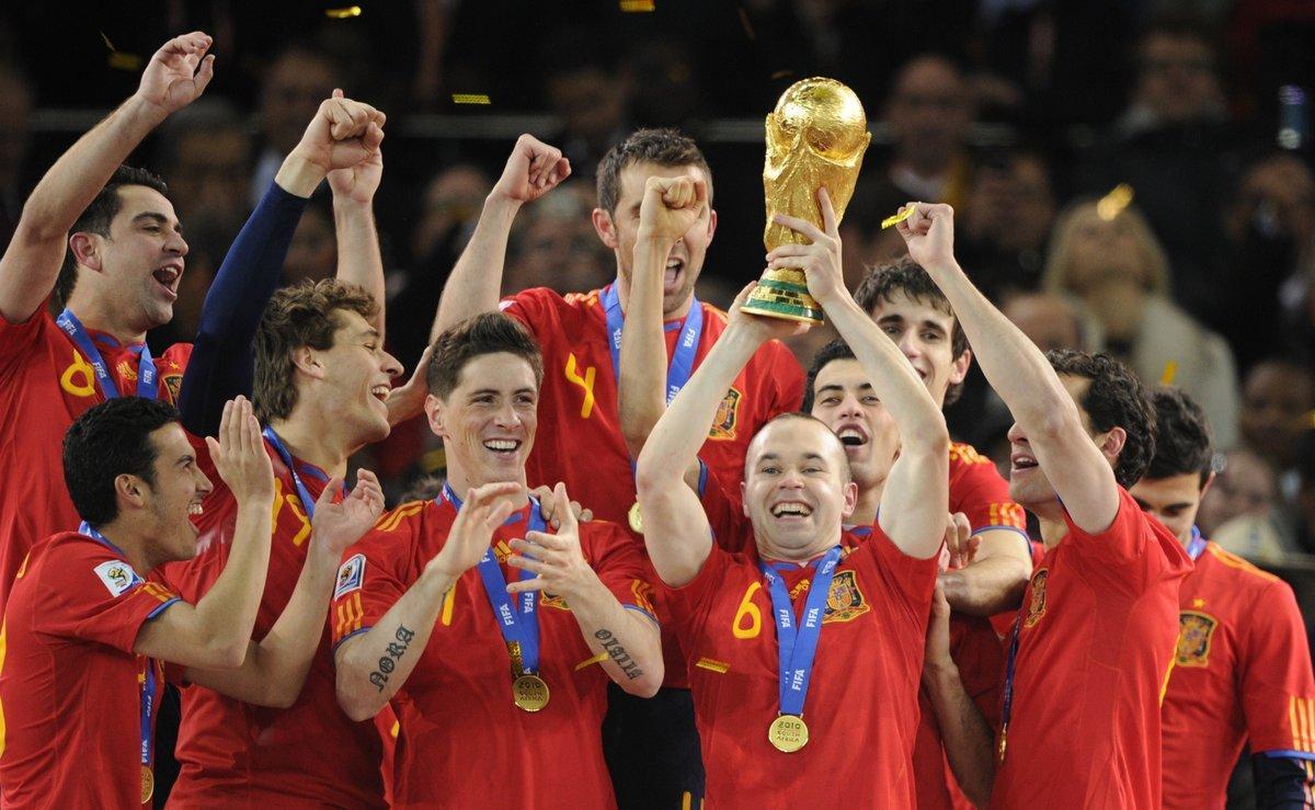 Spain’s midfielder Andres Iniesta holds the the FIFA World Cup tropfy after winning the 2010 World Cup football final by defeating The Netherlands during extra time at Soccer City stadium in Soweto, suburban Johannesburg on July 11, 2010. NO PUSH TO MOBILE / MOBILE USE SOLELY WITHIN EDITORIAL ARTICLE -   AFP PHOTO / JAVIER SORIANO