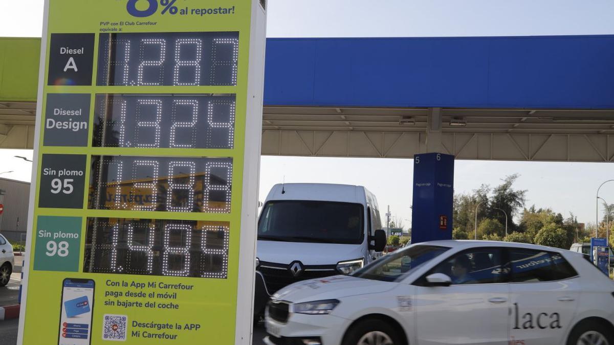 Precios en una gasolinera de Córdoba, este miércoles.