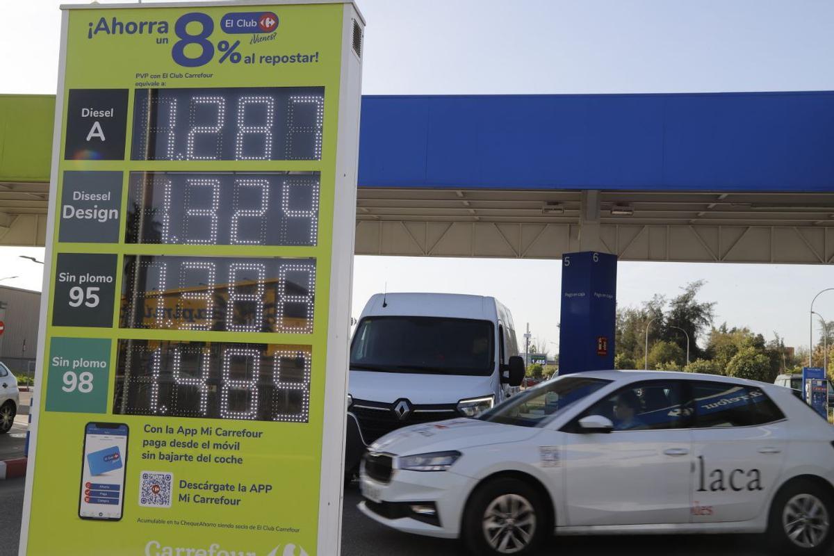 Precios en una gasolinera de Córdoba, este miércoles.