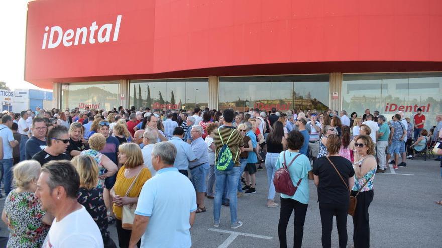 Afectados protestan frente al local de iDental en Cobatillas.