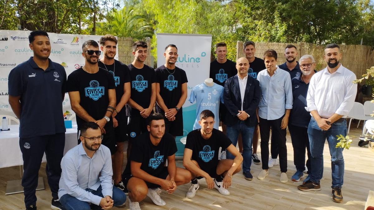 El equipo de Superliga 2, el cuerpo técnico y presidente de la entidad además de Toni Massó, CEO del grupo azuLine hotels y Lucas Escudero director de marketing de la misma cadena