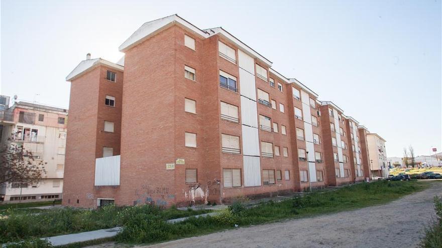 El Ayuntamiento de Badajoz suministrará agua a las familias que ocupan las casas de la Guardia Civil en Suerte de Saavedra