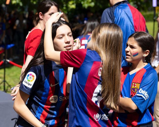 ¡Locura en Bilbao! Miles de aficionados y ambientazo en la fan zone del Barça