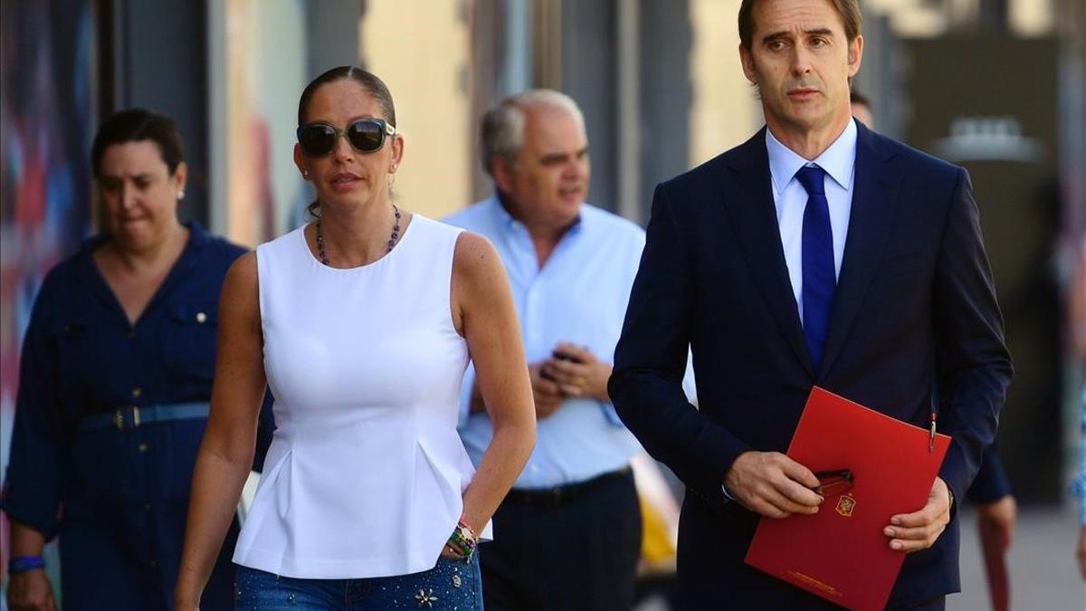 Julen Lopetegui, acompañado por la directora de la selección, María José Claramunt, se dirige hacia la sala de prensa para facilitar su primera lista