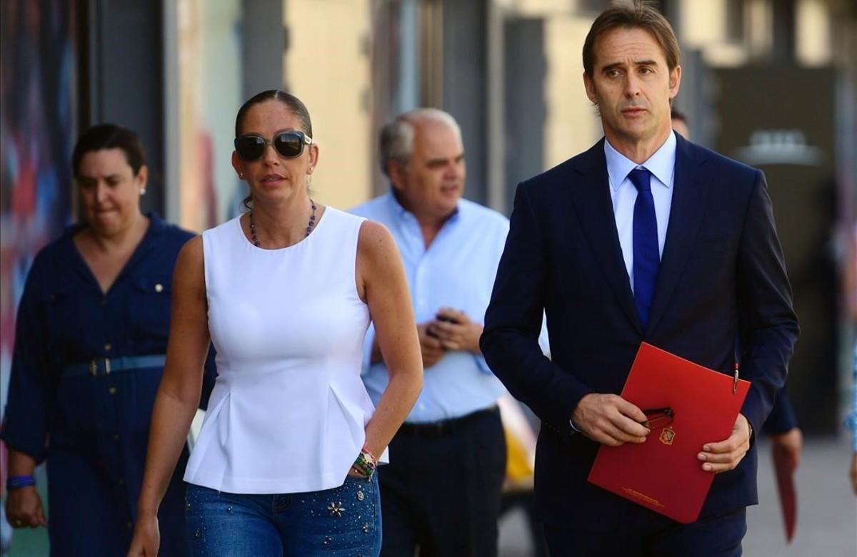 undefined35291498 spain s coach julen lopetegui  r  arrives to a press confere160826172209