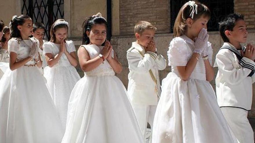 Niños celebrando la comunión