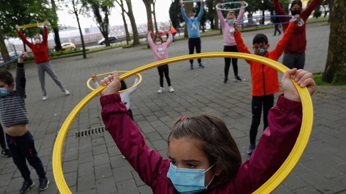 Niños en una actividad educativa en el parque del Muelle.