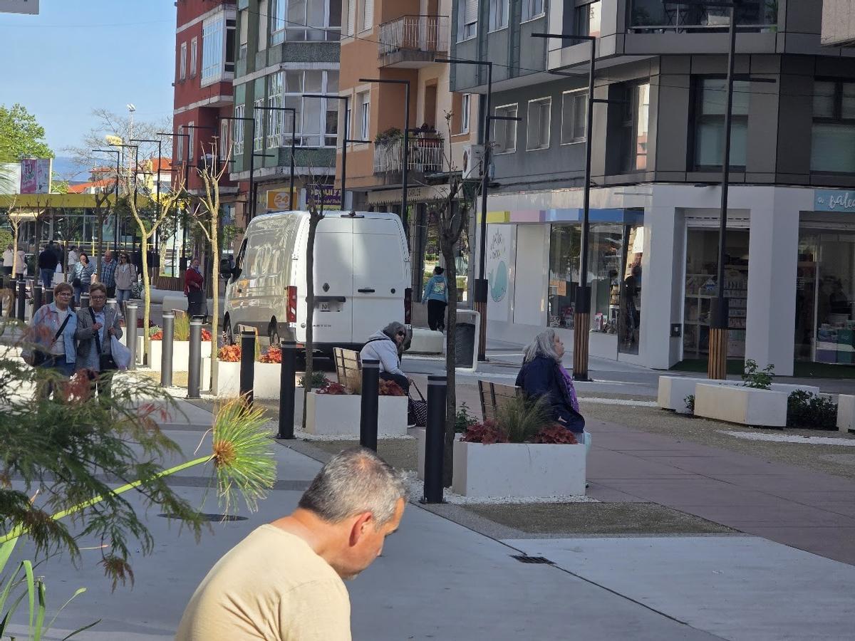 Una furgoneta utilizando la zona central en la calle de Clara Campoamor, reservada a los peatones.