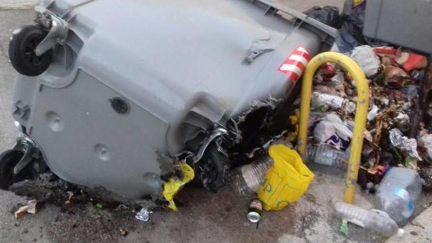 Müllcontainer vor dem Krankenhaus Manacor.