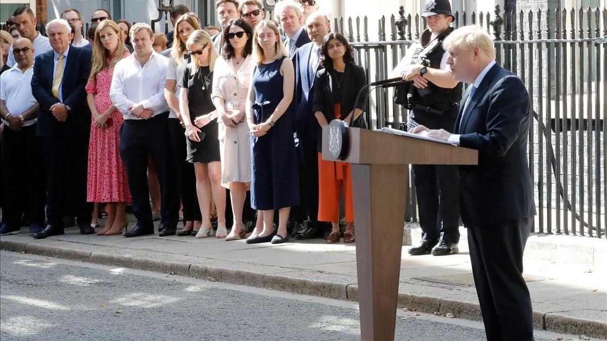 Symonds, la novia del nuevo primer ministro británico, Boris Johnson, vestida de rosa, observa mientras  Johnson pronuncia un discurso frente a 10 Downing Street en Londres, el 24 de julio de 2019, el día en que fue nombrado primer ministro británico