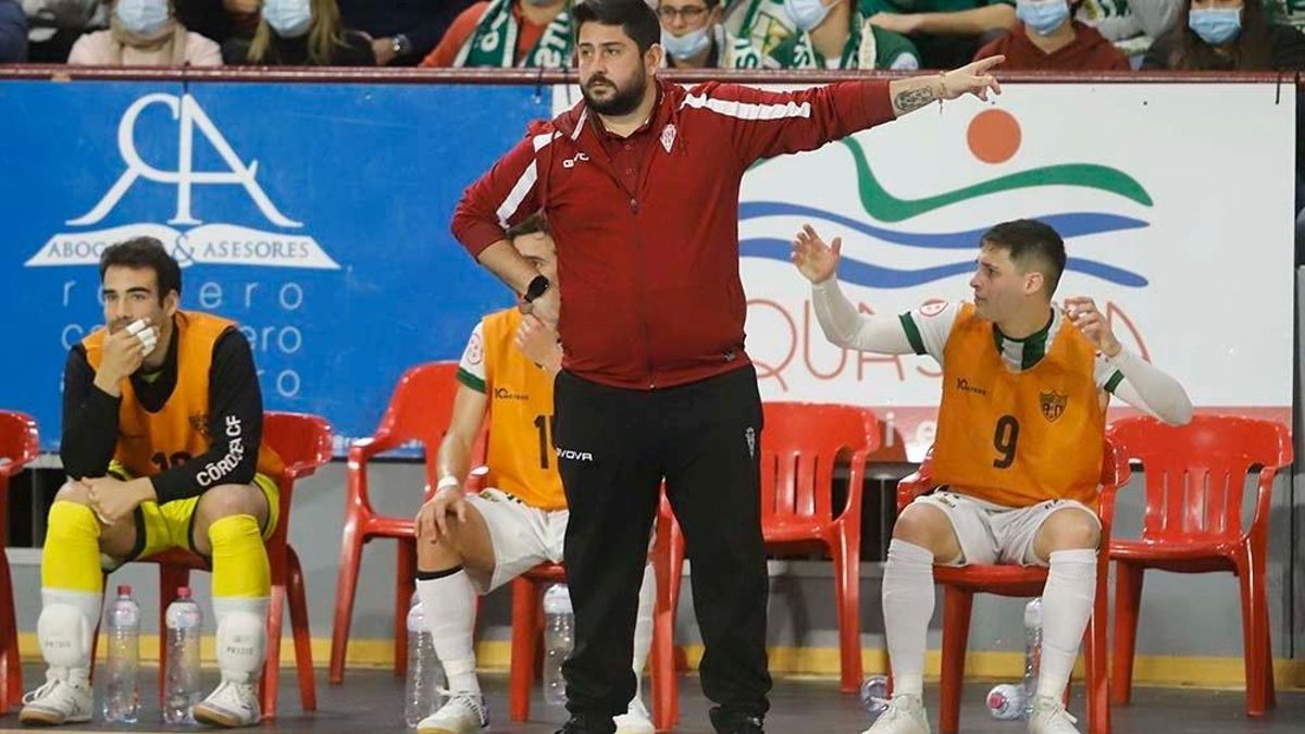 Josan González, técnico del Córdoba Futsal, da instrucciones durante un encuentro.
