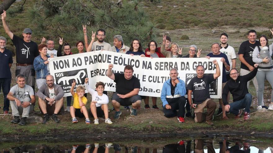 Integrantes de la Plataforma SOS Groba celebraron ayer su primer triunfo en la cumbre de Baiona.