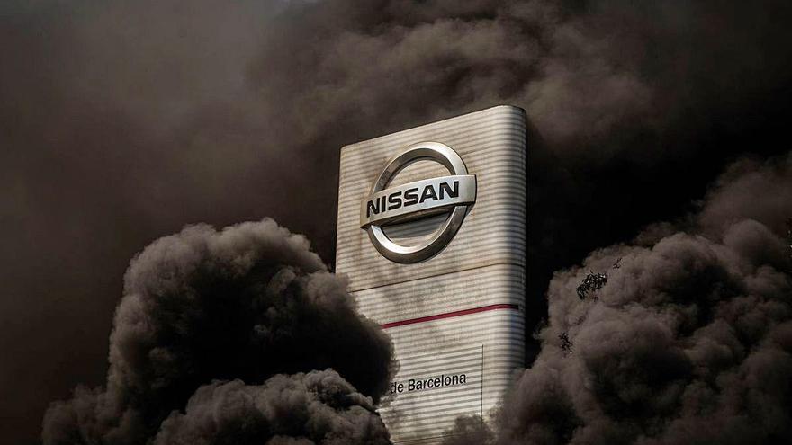 Els treballadors de Nissan van cremar ahir pneumàtics a l&#039;exterior de la fàbrica.