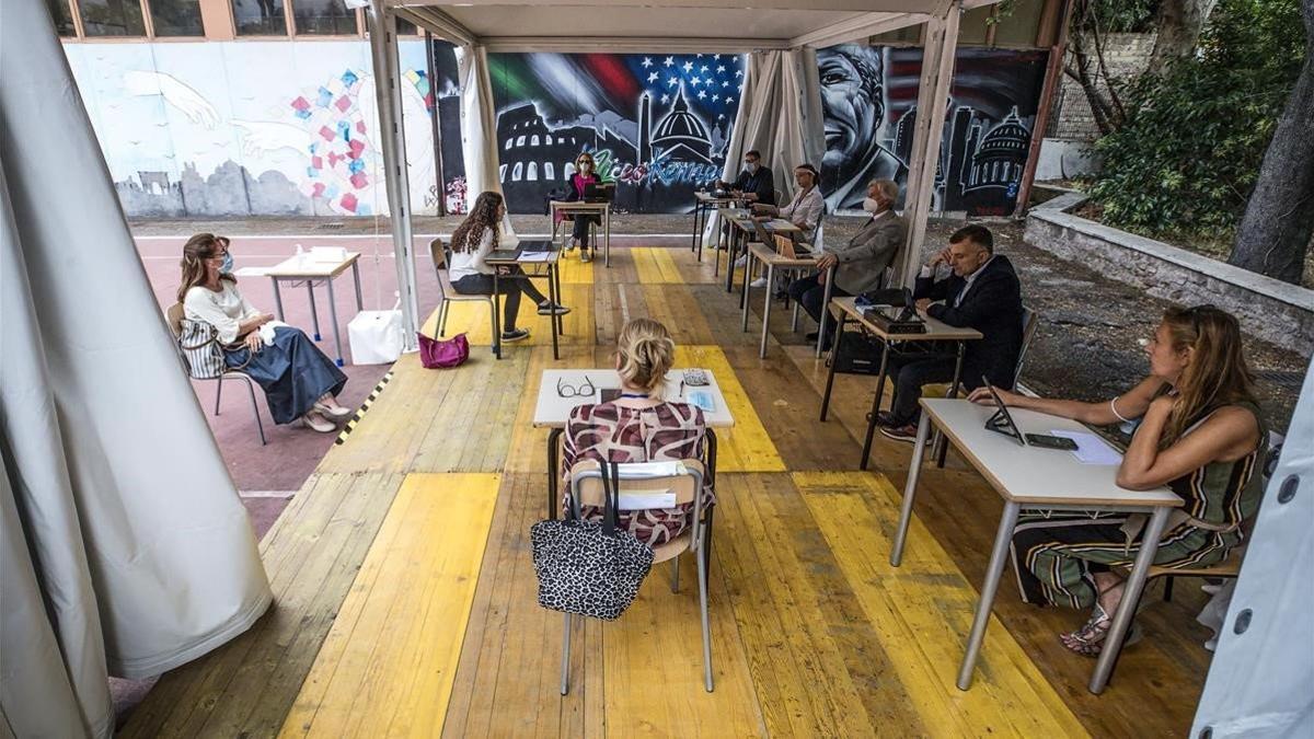 Una estudiante realiza la prueba oral de selectividad en el instituto Kennedy de Roma, ayer.