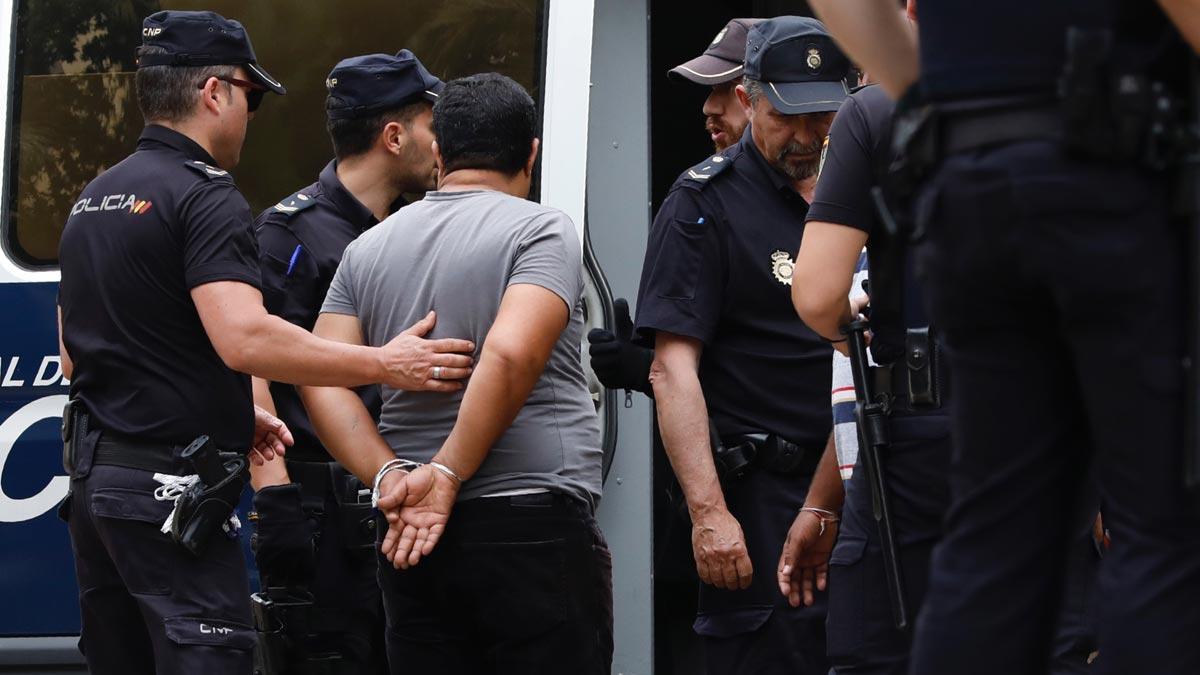 Operativo policial conjunta de los Mossos, Policia Nacional y Guardia Urbana, contra el tráfico de drogas en el barrio del Raval de Barcelona.