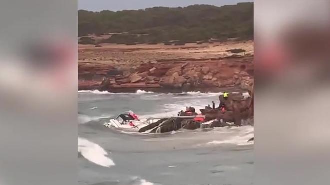 Arriesgado rescate de los tripulantes de un velero lanzado por el temporal contra las rocas de Cala Saona, en Formentera