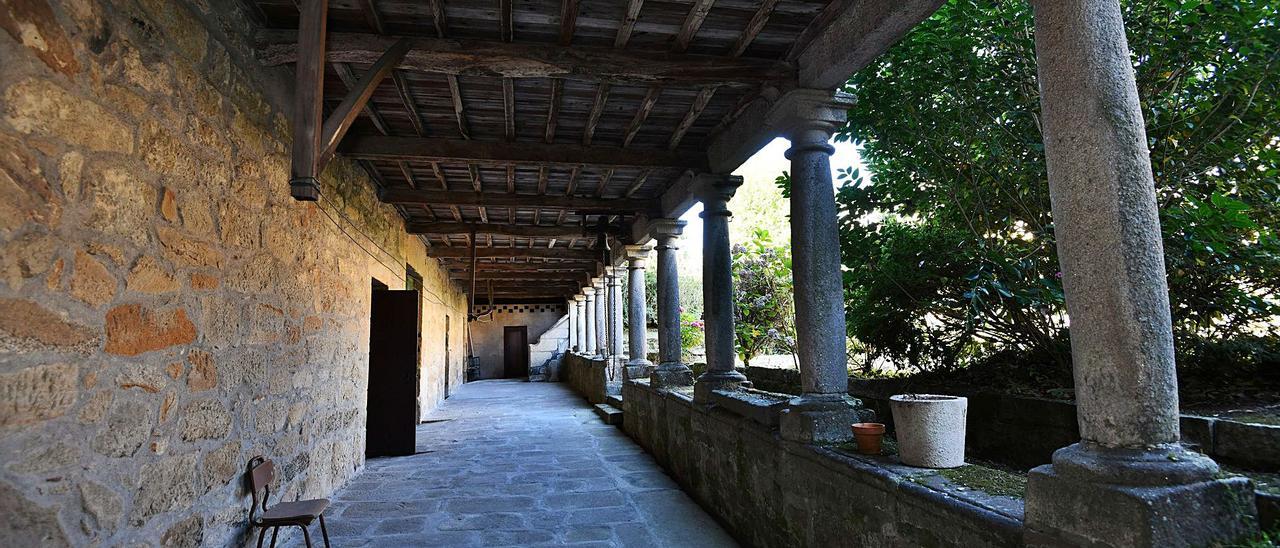 El claustro del convento de Santa Clara, cerrado solo por dos lados.   | // RAFA VÁZQUEZ