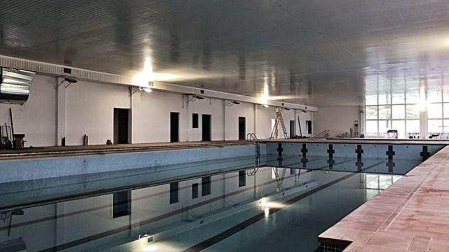 Interior de la piscina d&#039;Olesa, amb vistes del nou mòdul de vestidors
