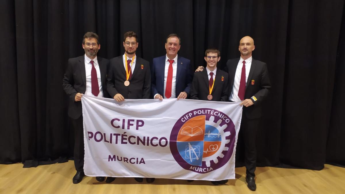 El equipo del CIFP Politécnico de Murcia posa con sus medallas del Spain Skills
