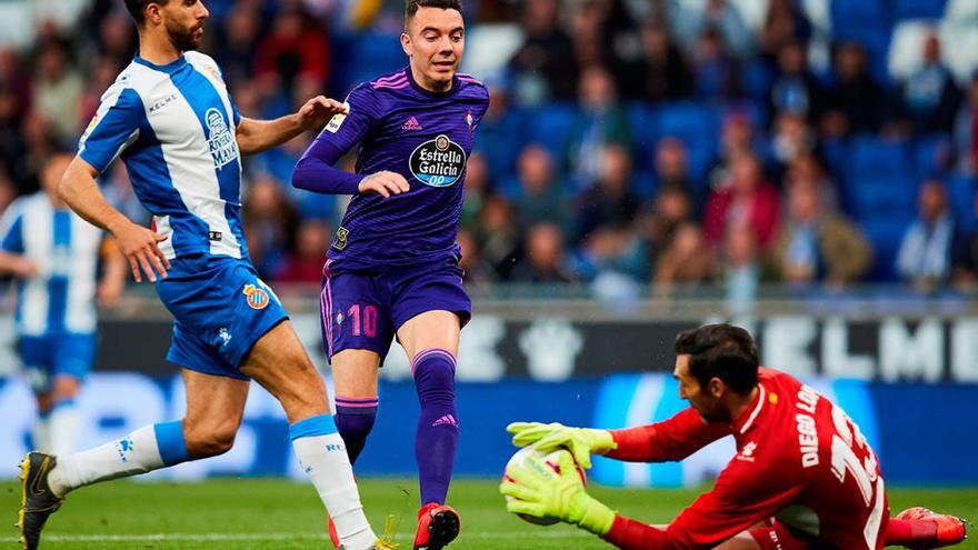 Diego López ataja un balón ante Iago Aspas // Alejandro García