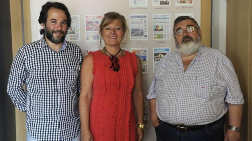 Paulino Martínez, Graciela Damil y José Luis Paz, en la sede de LA OPINIÓN, antes de comenzar el debate. / carlos pardellas