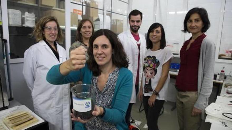 Iluminada Rodríguez muestra resina con grafeno junto al resto del equipo de Applynano.