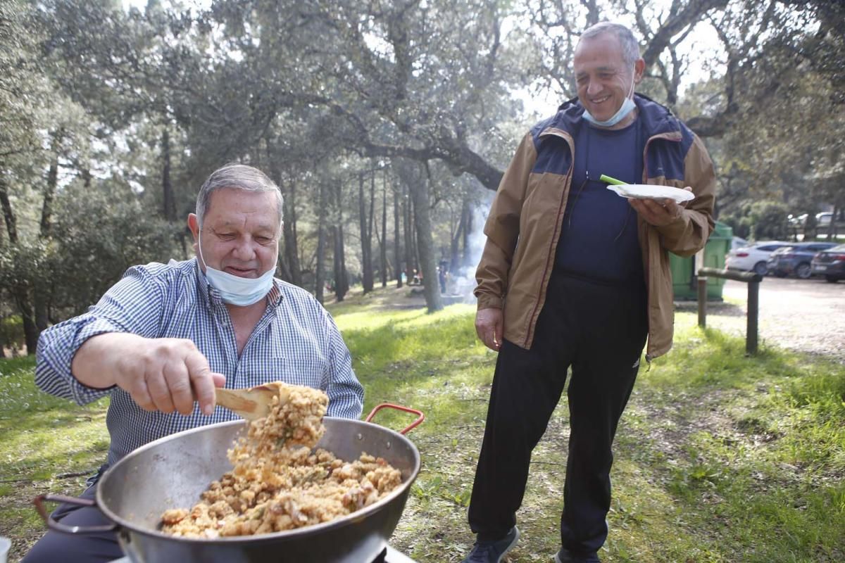 El puente de Andalucía llena de peroles Los Villares