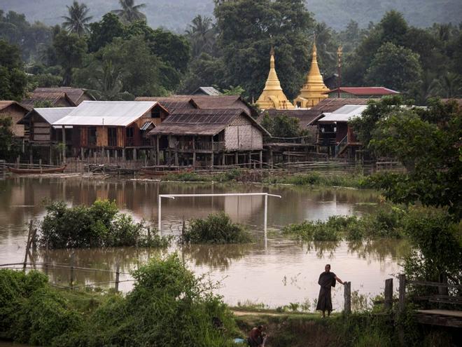 Campo de fútbol anegado por el principal río del país, el Ayeyarwady