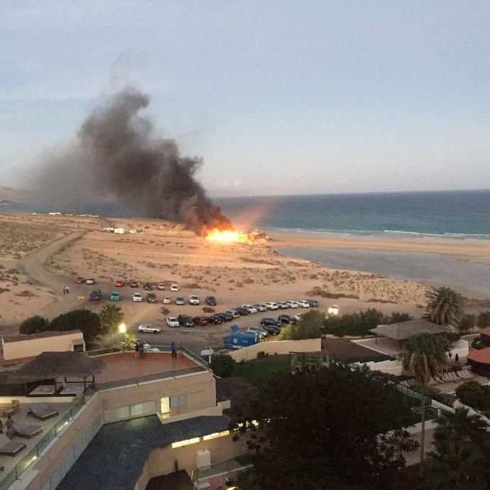 Incendio en un centro de windsurf en Fuerteventura