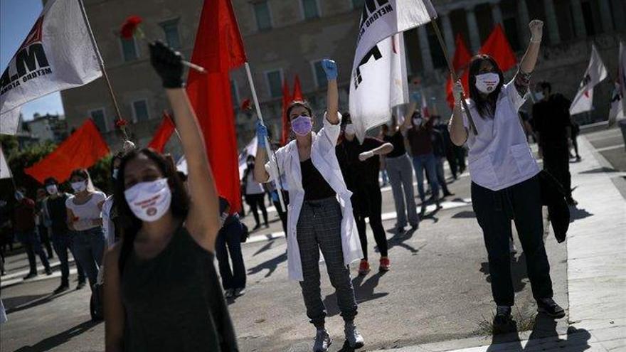 Centenares de sindicalistas desafían en Atenas la prohibición de manifestarse