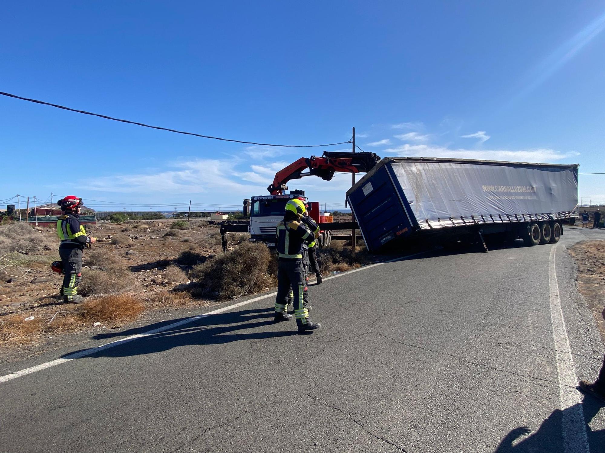 Aparatoso vuelco de un camión plancha en Gran Canaria