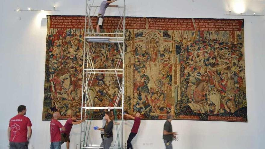 Montaje del tapiz de la Catedral de Zamora en la sala de exposiciones en Italia.