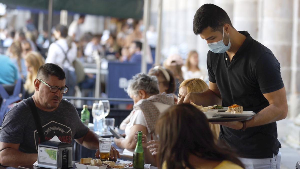 La facturación de las empresas suma 13 meses de alzas, pero modera su crecimiento al 23,2% en marzo.