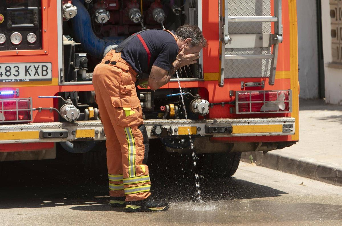 Un bombero del parque de Sagunt en una imagen de archivo.