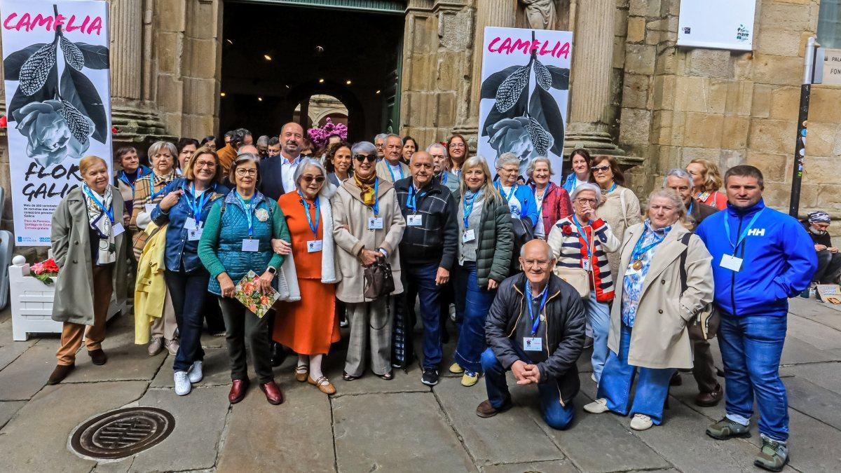 Foto de familia de parte de las personas protagonistas de la muestra abierta en Santiago, ‘Camelia, flor de Galicia’.