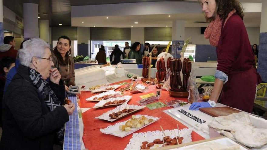 Imagen de la Feira de Nadal, donde también hubo venta y degustación de productos. // Bernabé / Javier Lalín