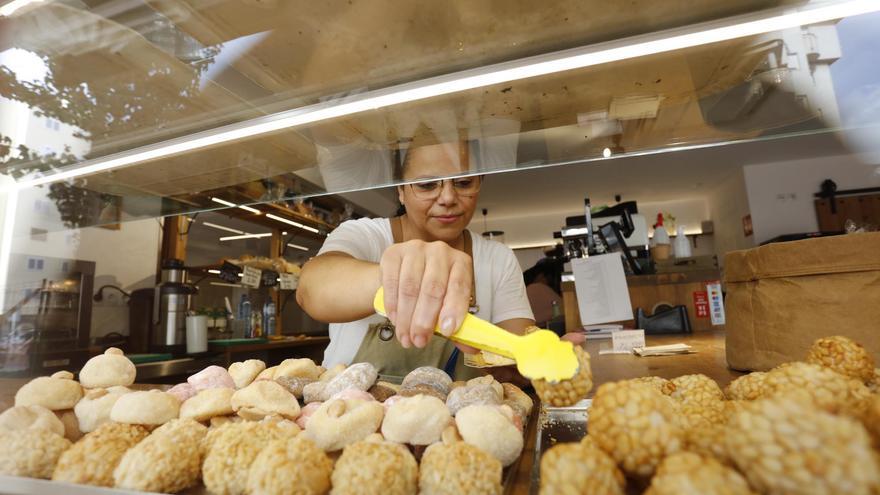 Día de Todos los Santos en Ibiza: ‘Panellets’ contra calabazas