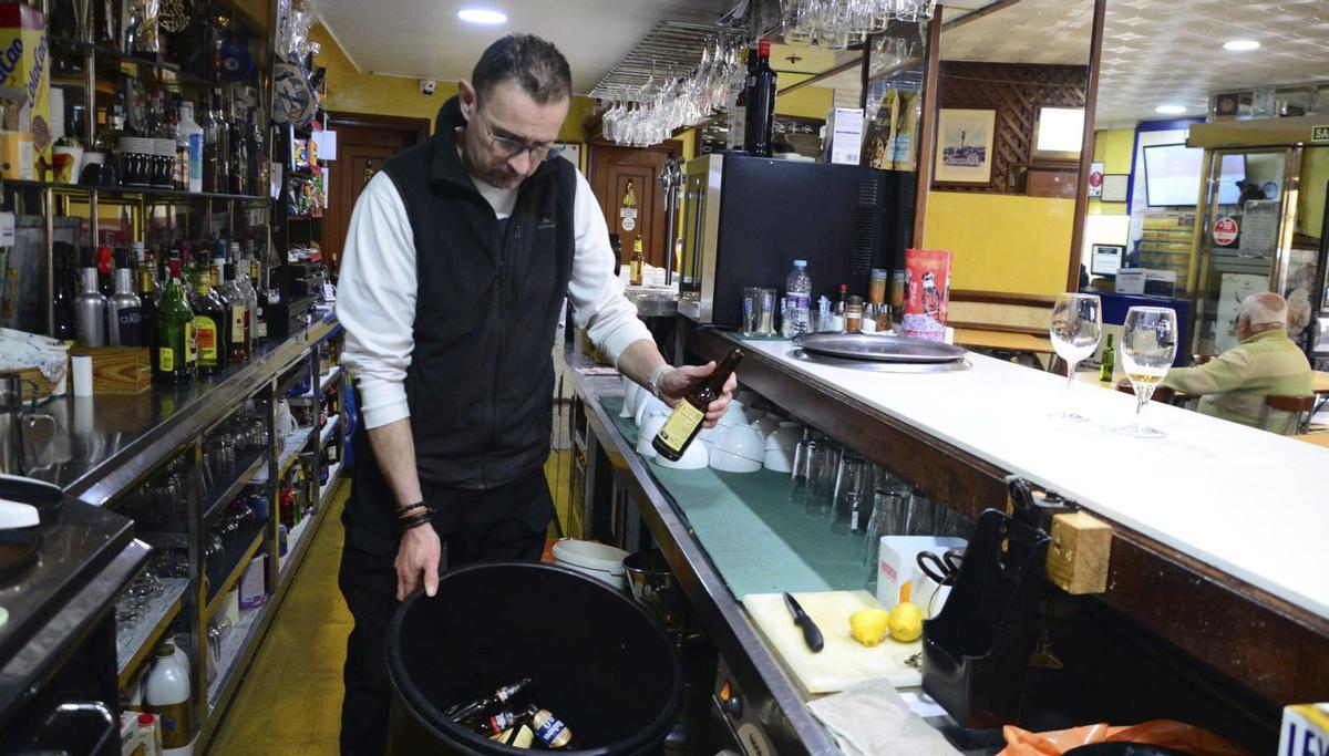 Reciclaje de vidrio, ayer, en el Bar Stop de O Hío. | GONZALO NÚÑEZ