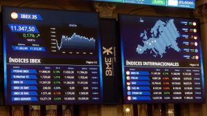 Archivo - Un panel del Ibex 35, en el Palacio de la Bolsa, a 20 de mayo de 2024, en Madrid (España).