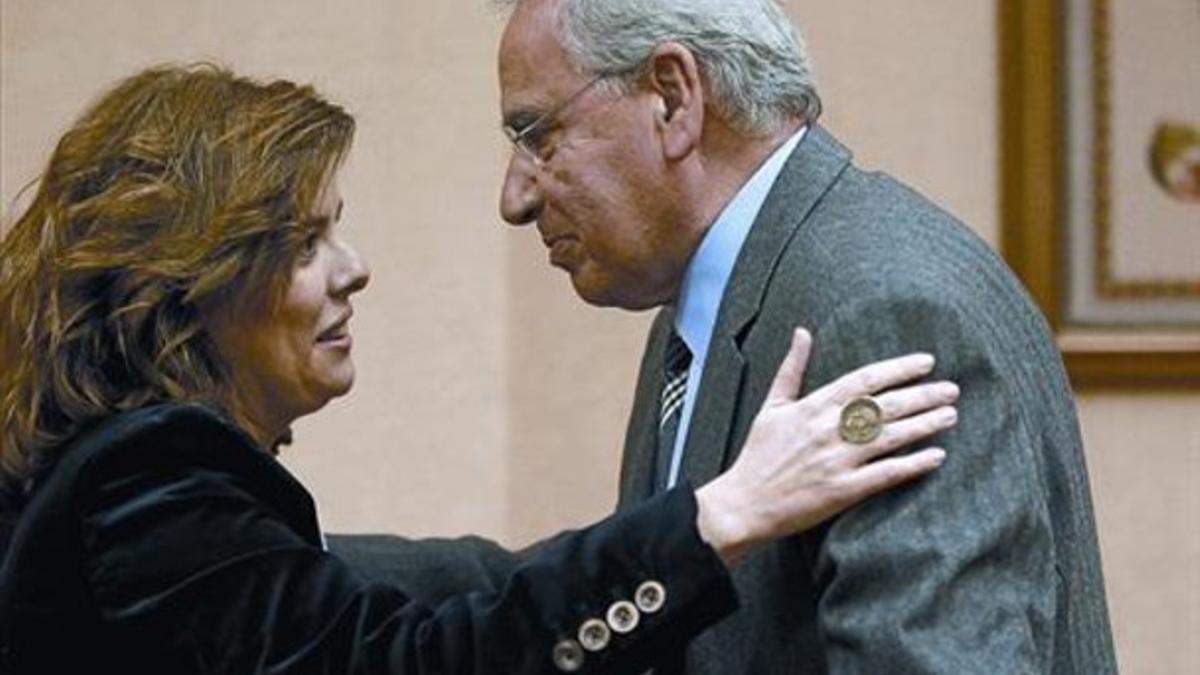 Soraya Sáenz de Santamaría saluda a Alfonso Guerra, ayer, en la Comisión Constitucional del Congreso.